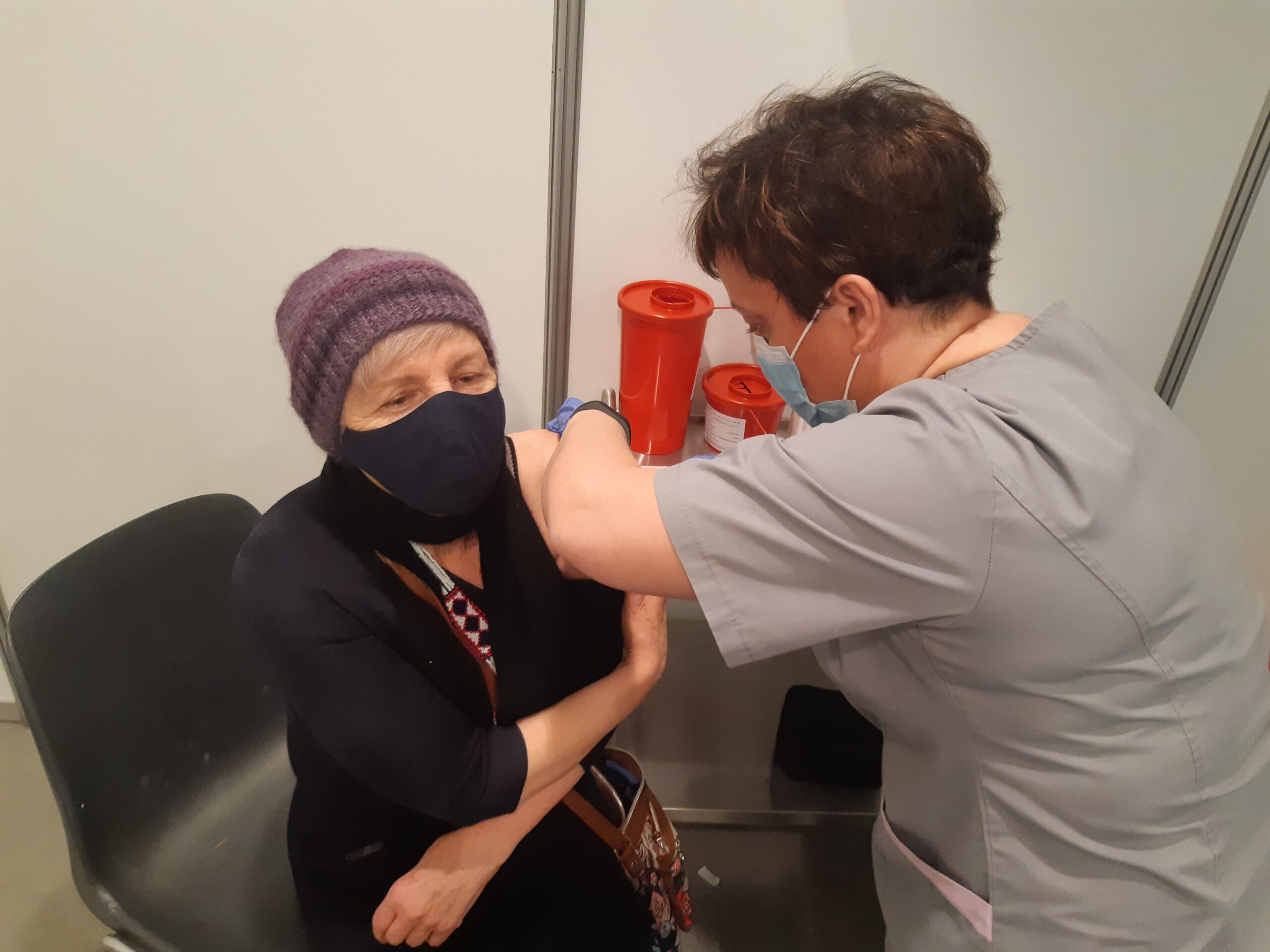 W AmberExpo ruszył punkt szczepień przeciwko COVID-19. Dziennie można zaszczepić 240 osób